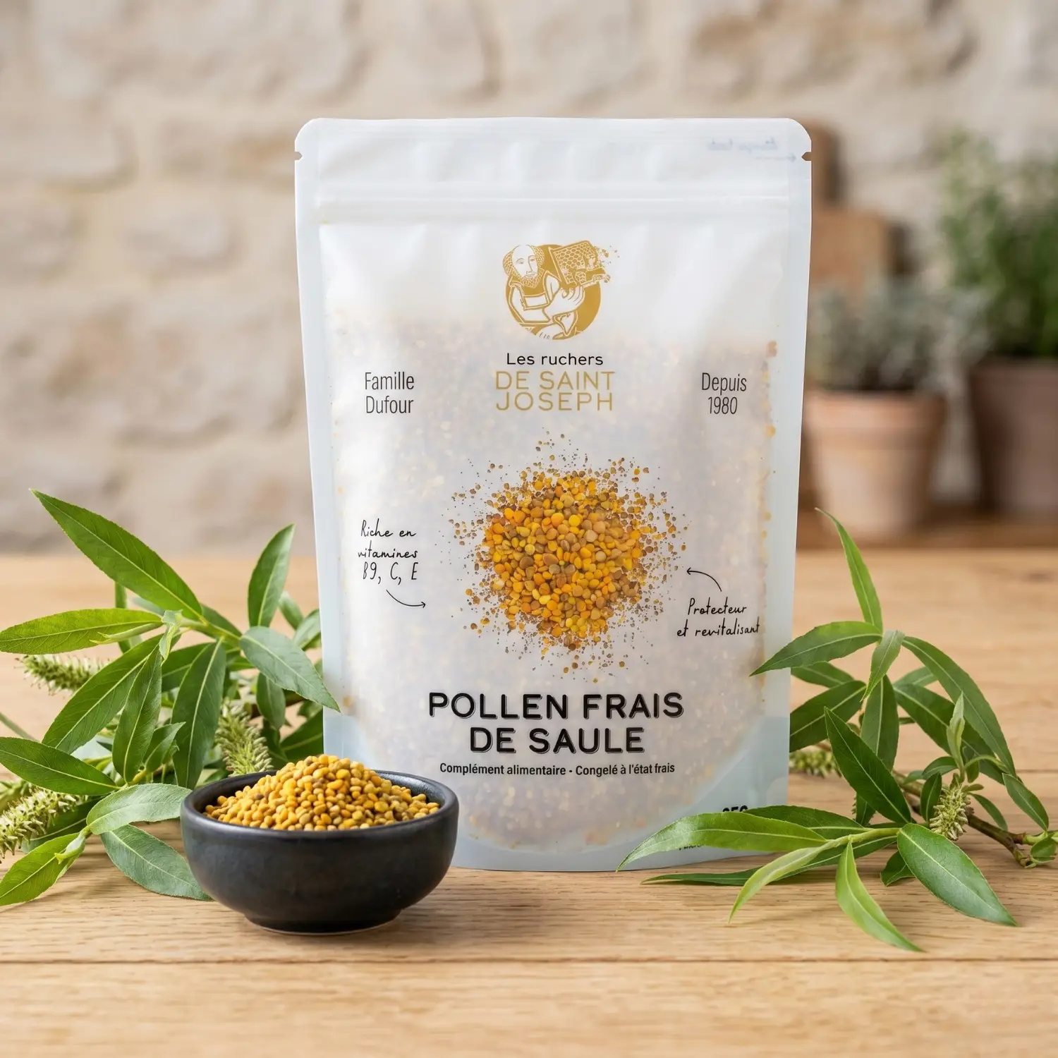 Sachet de Pollen Frais de Saule (250g) Les Ruchers de St Joseph posé sur une table en bois.