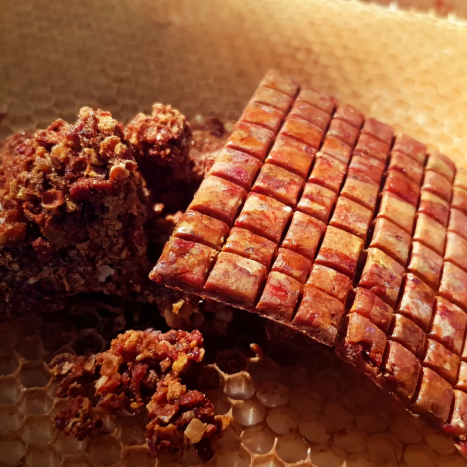 Propolis pure posée sur une ruche