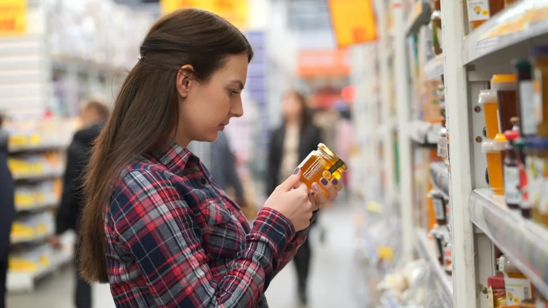 Miel choisi dans un rayon de supermarché